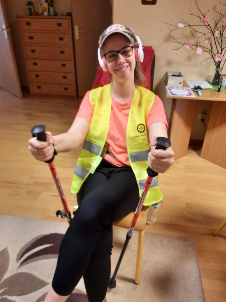 Modelka Apolinaria instruktorka nordic walking czeka na pokaz mody
