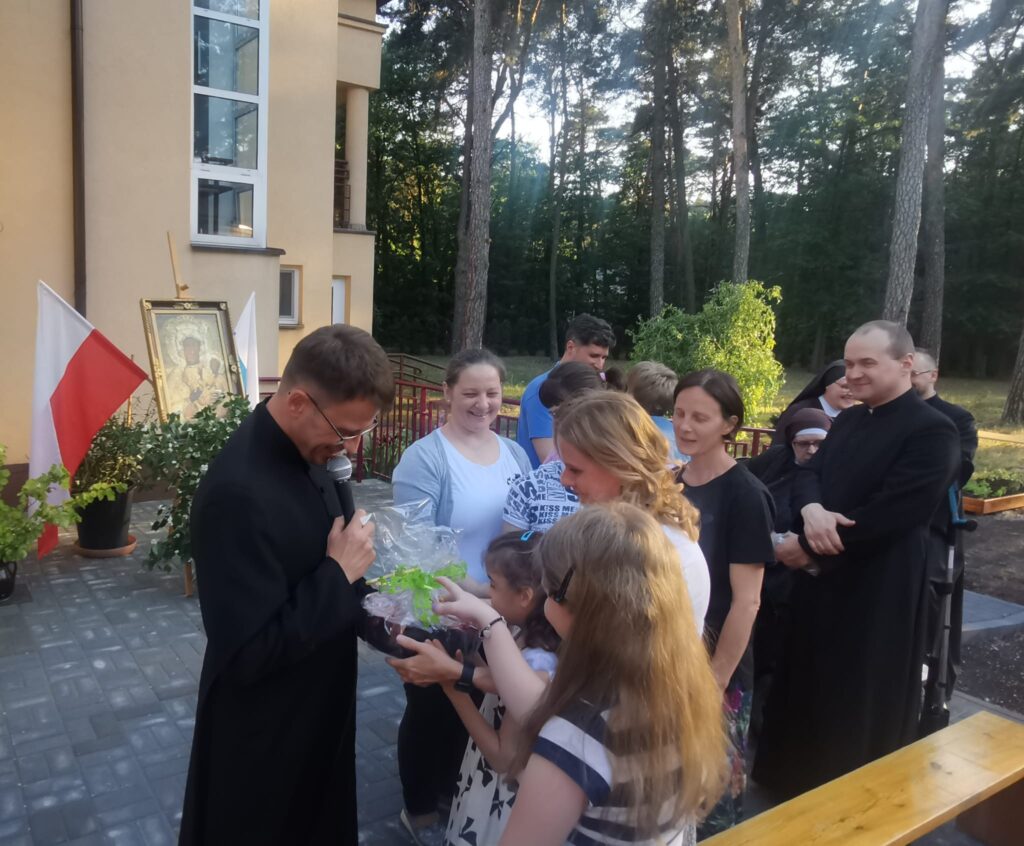 Grupy  I i IV  wychowawczynie z dziewczynkami składają życzenia Księżom