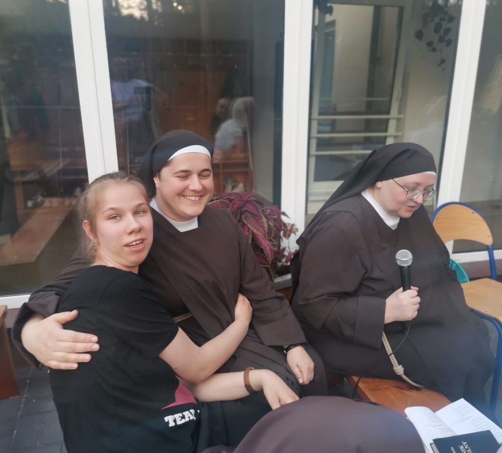 Apolinaria z Siostrą Martą, obok Siostra Damiana