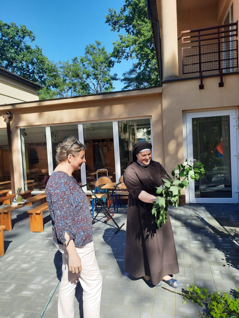 Siostra Marta w towarzystwie pani Agaty dekoruje gałązkami jaśminu obraz