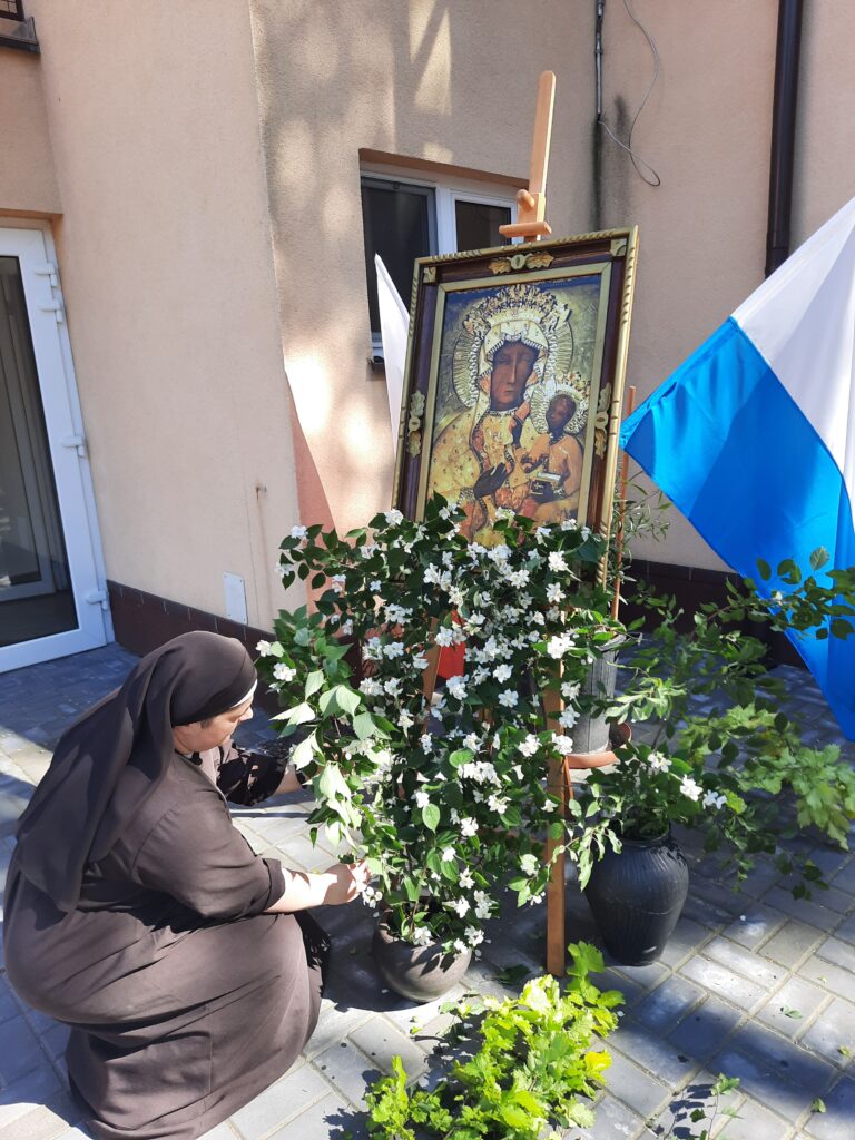 Siostra Marta w trakcie dekorowania obrazu