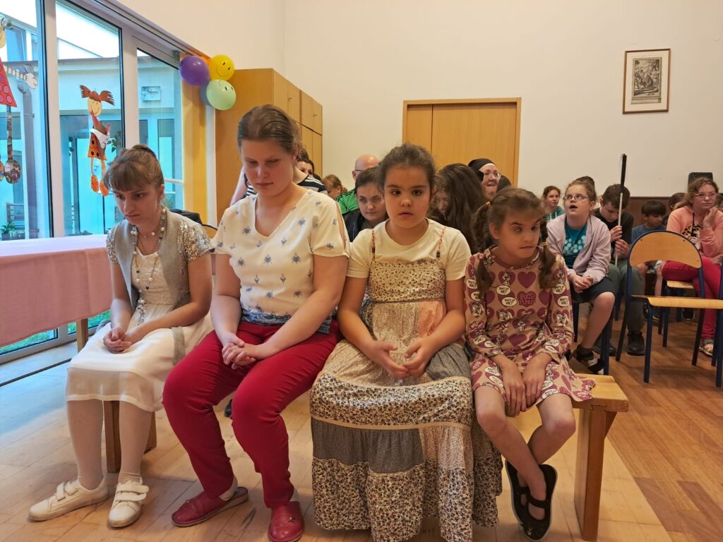 Dziewczęta  w  oczekiwaniu na występ