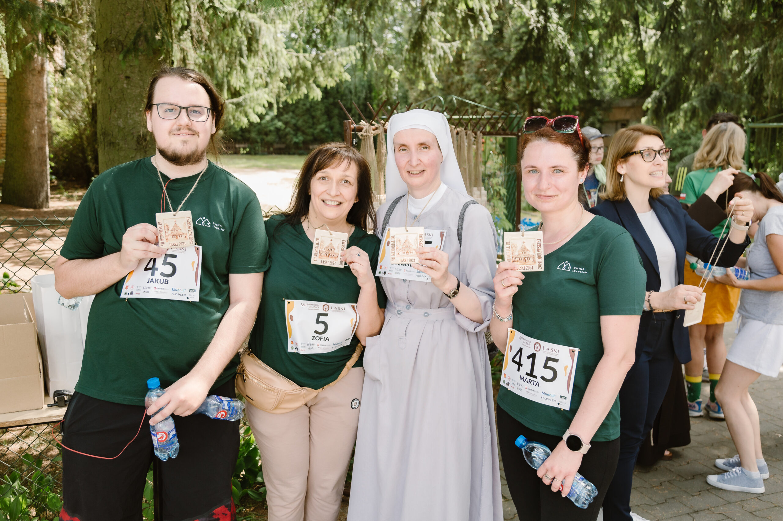 Siostra Anastazja prezentuje medal z reprezentantami gminy Izabelin.