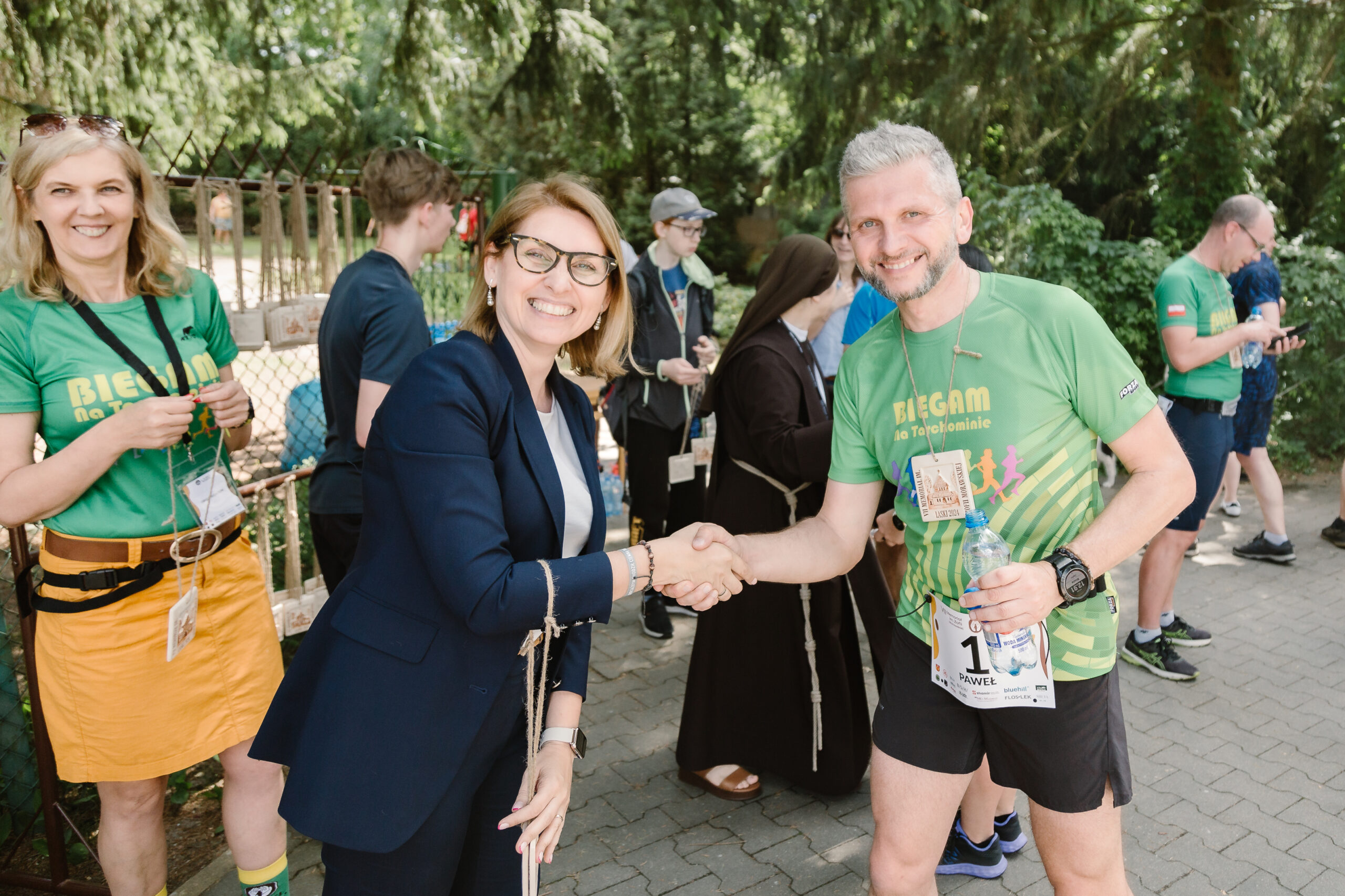 Dyrektor Kamila Miler-Zdanowska wręcza medal prezesowi Pawłowi Kacprzykowi.