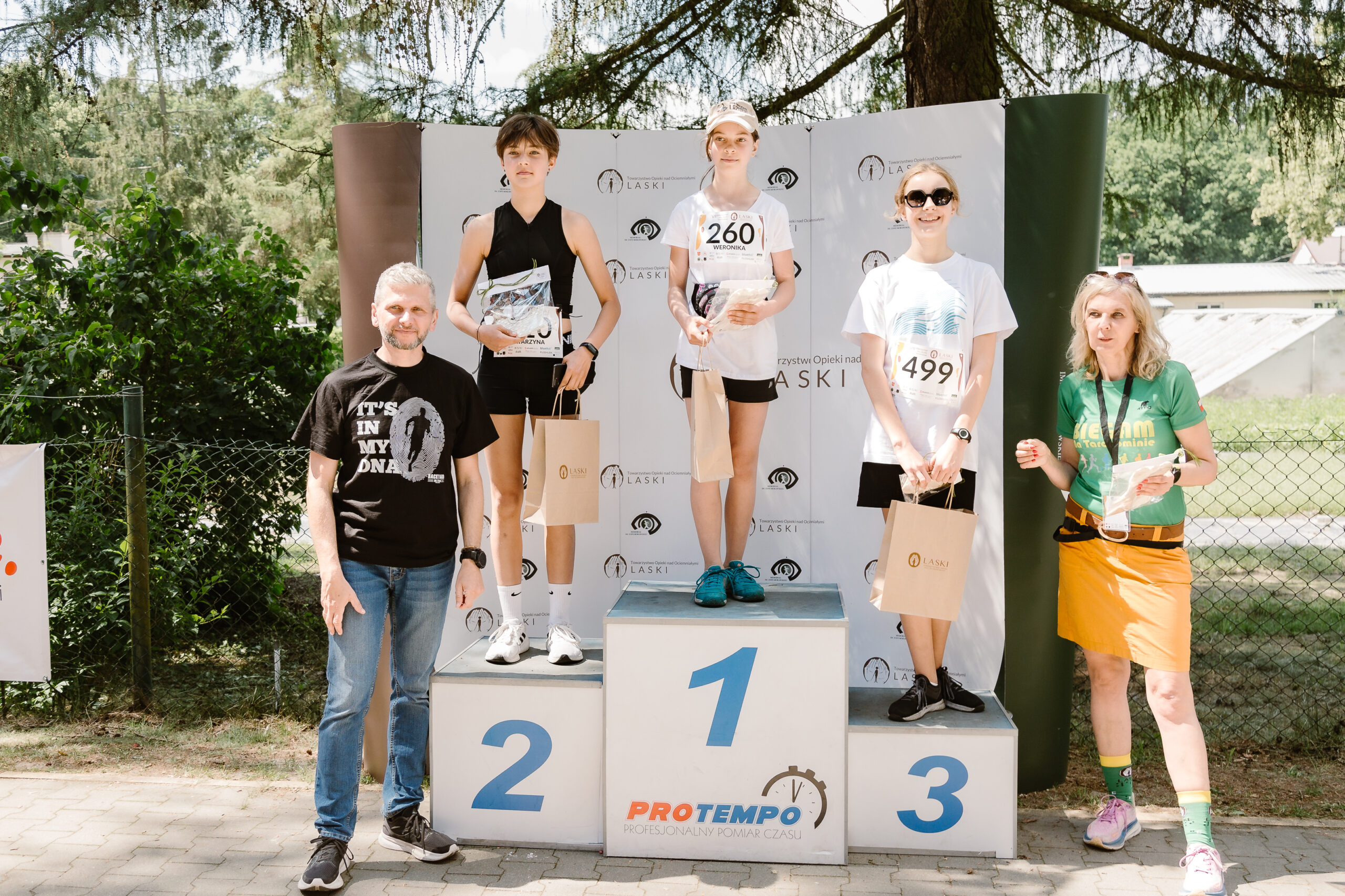 Najlepsze zawodniczki w kategorii kobiety junior na podium.