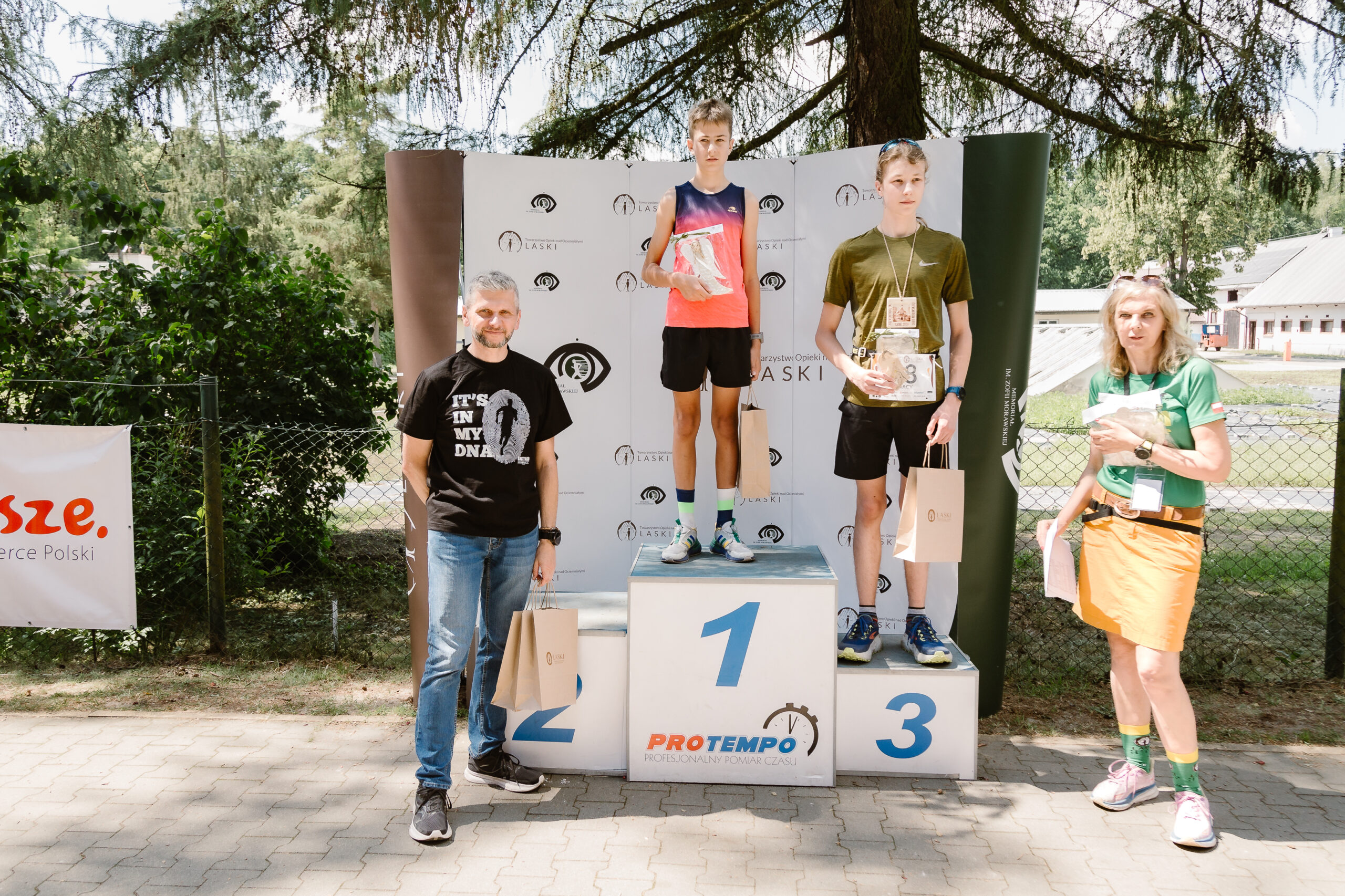 Najlepsi zawodnicy w kategorii mężczyźni junior na podium.