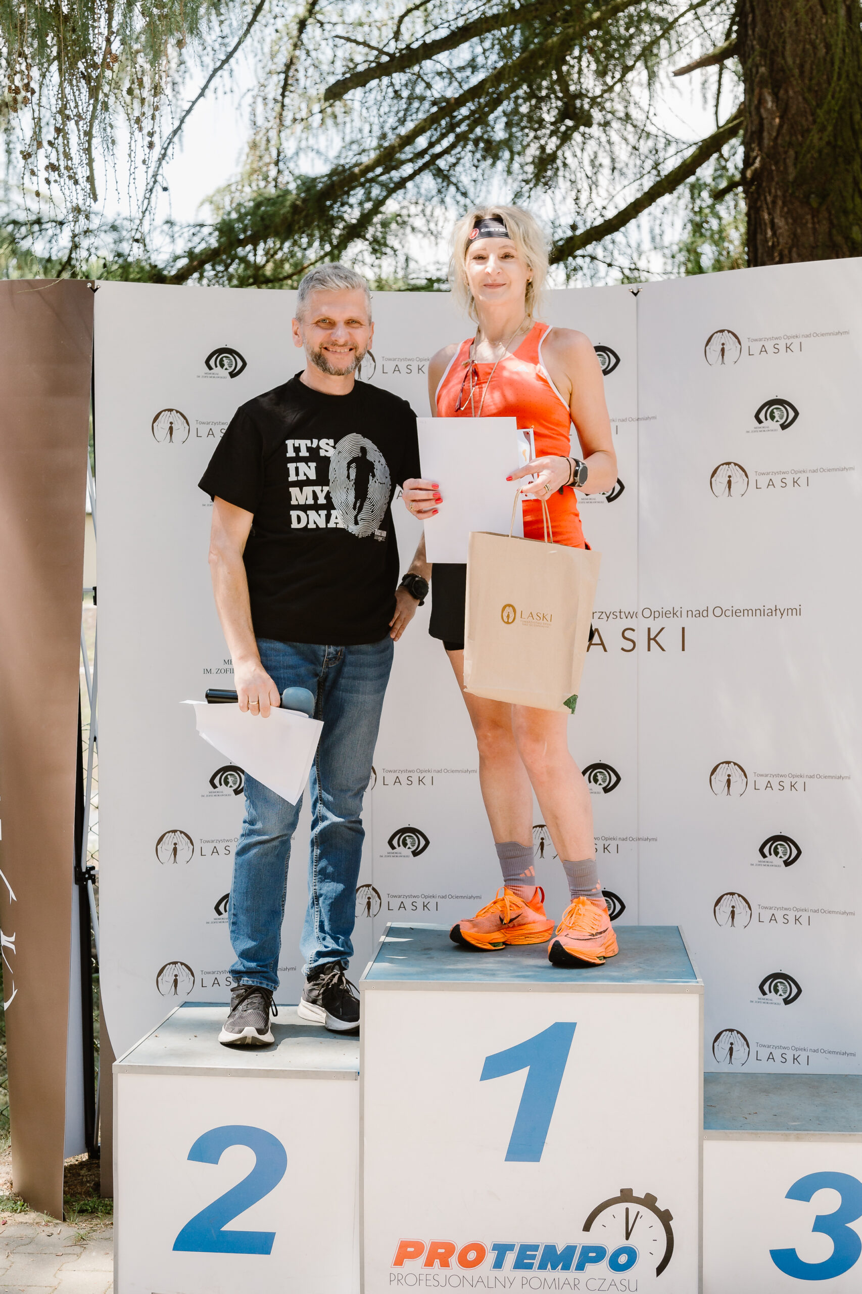 Najlepsza zawodniczka w kategorii kobiety junior na podium.