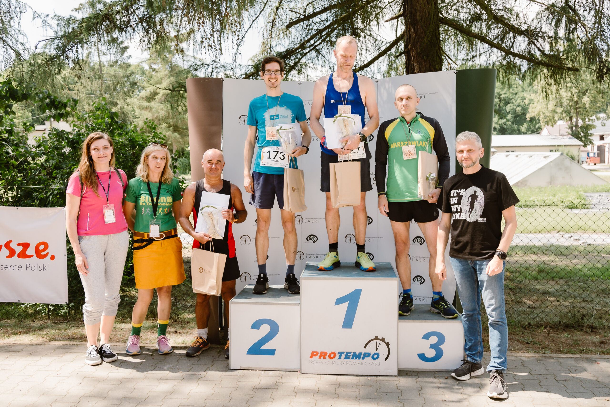 Najlepsi zawodnicy w kategorii mężczyźni senior na podium.