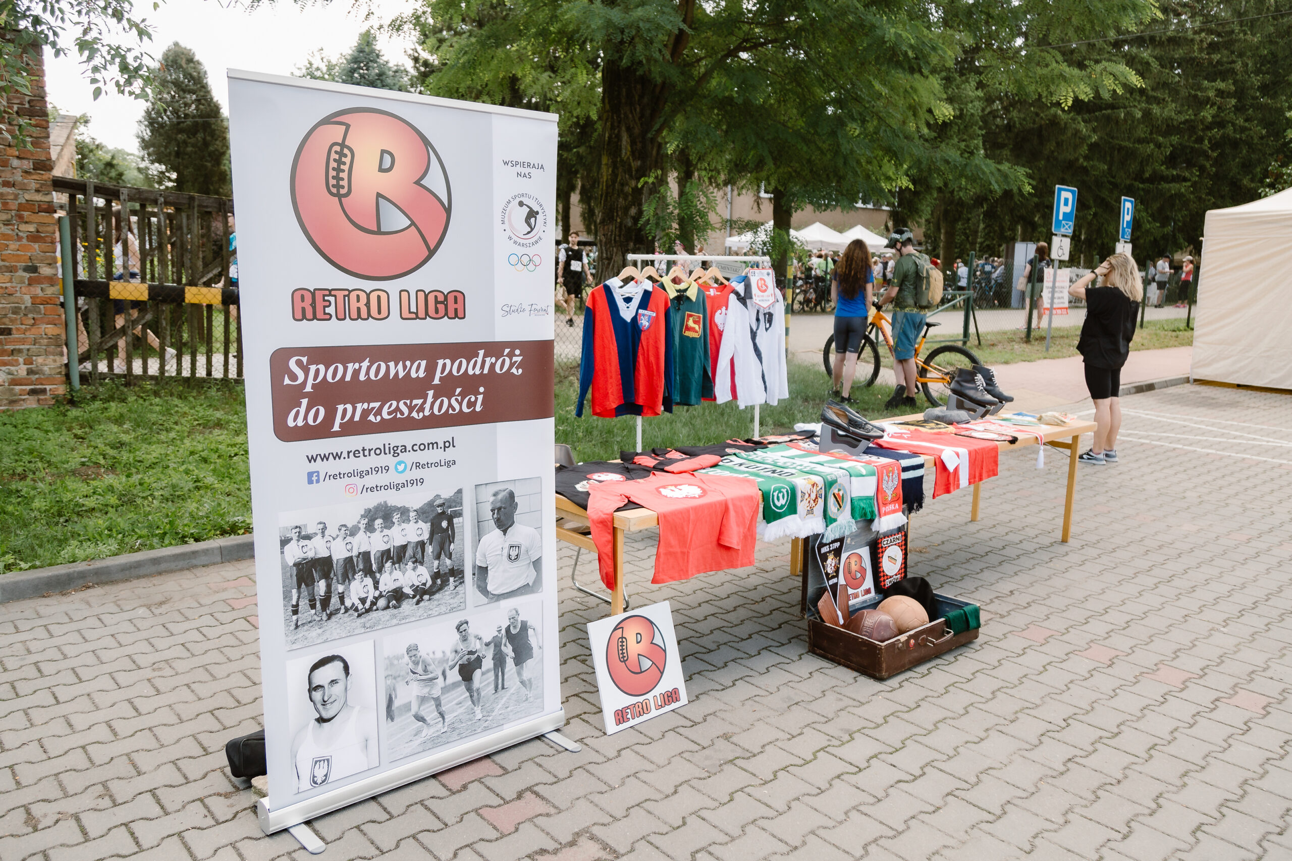 Stoisko Retro Ligi ze starymi strojami piłkarskimi.