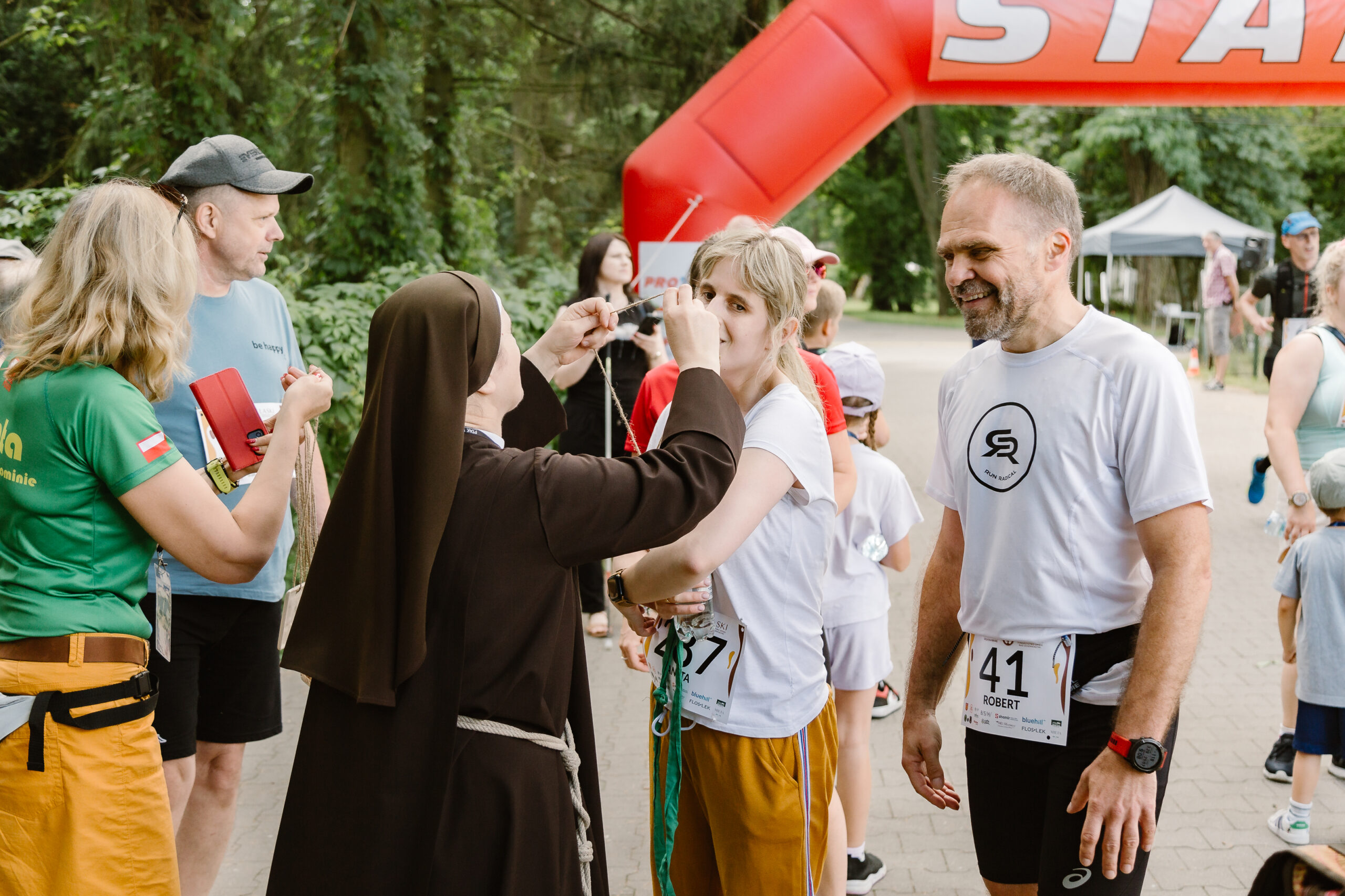 Siostra Jeremia wręcza medal niewidomej zawodniczce.