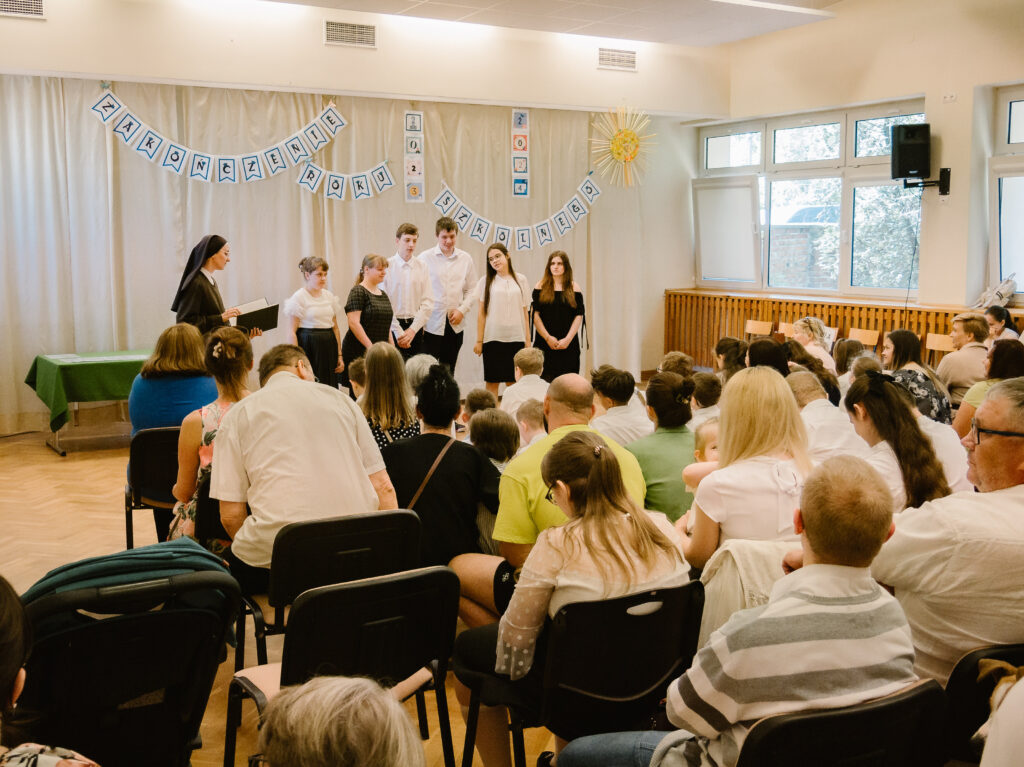 Na zdjęciu uczniowie ze szkoły podstawowej prezentują program artystyczny.