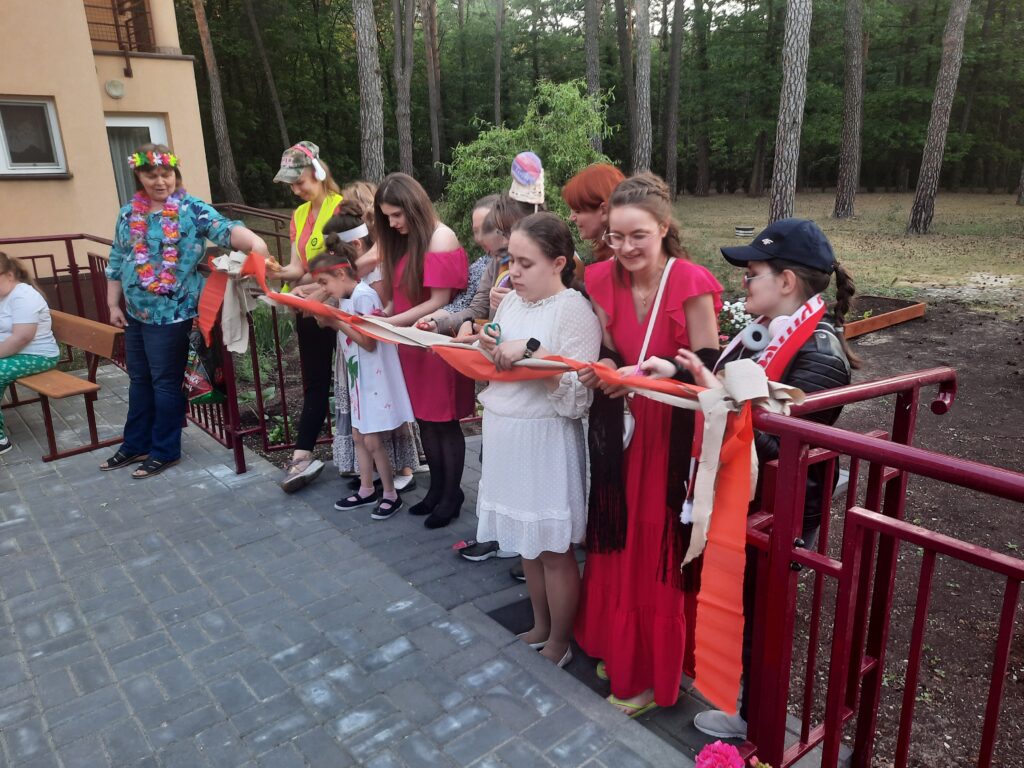 Uroczyste przecięcie wstęgi w związku z otwarciem tarasu