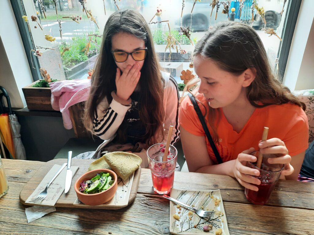 Dziewczyny w trakcie degustacji potraw