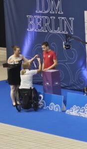 Alex podczas ceremonii medalowej na podium.