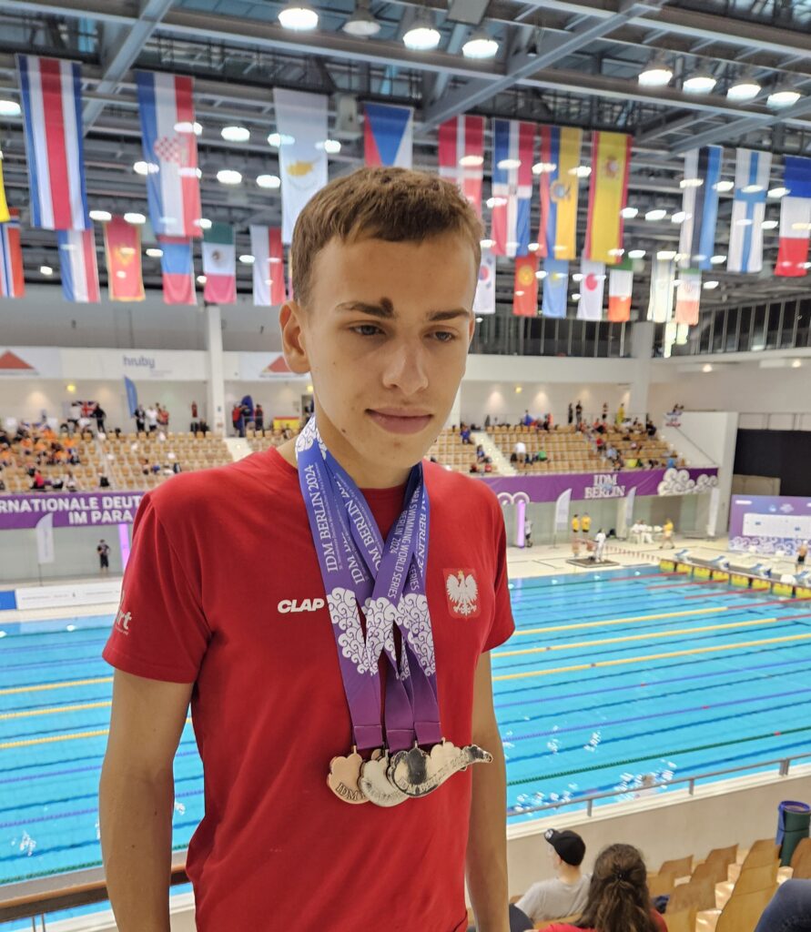 Alex z medalami na szyi.