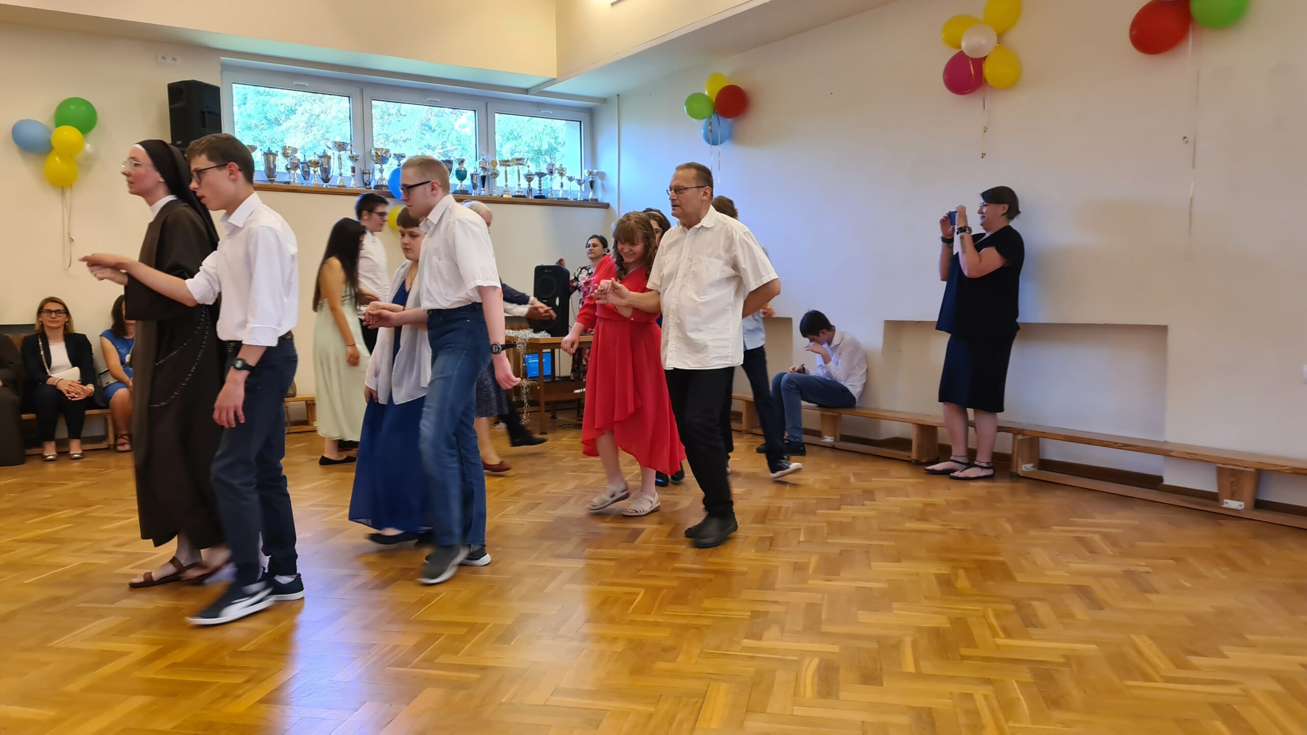 uczniowie tańczą Poloneza