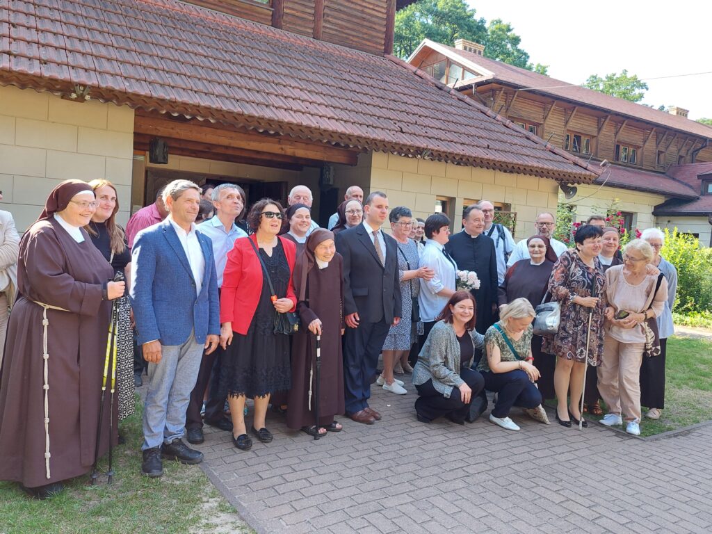 Zdjęcie grupowe przed kaplicą.