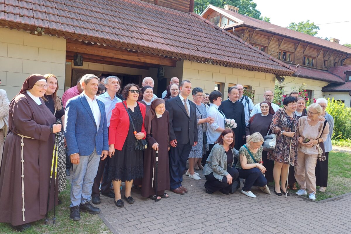 Zdjęcie grupowe przed kaplicą.