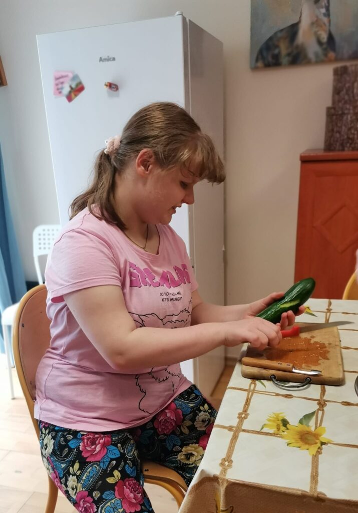 Polina w trakcie obierania ogórka na sałatkę