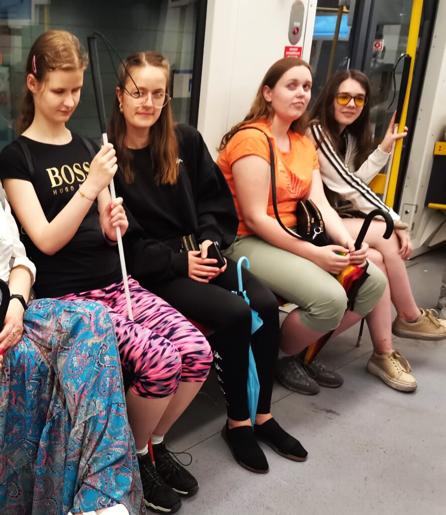 Dziewczęta w wagonie metra w drodze do "Pijalni ziół"