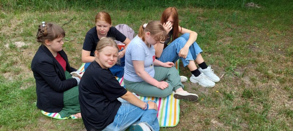 Grupka dziewcząt wspólnie rozmawiająca
