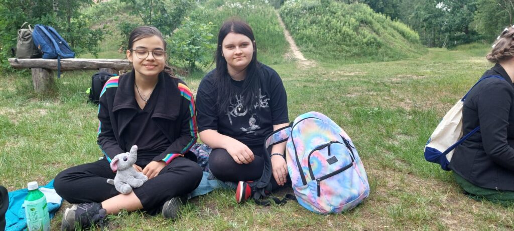 Julia siedzi z koleżanką na kocu