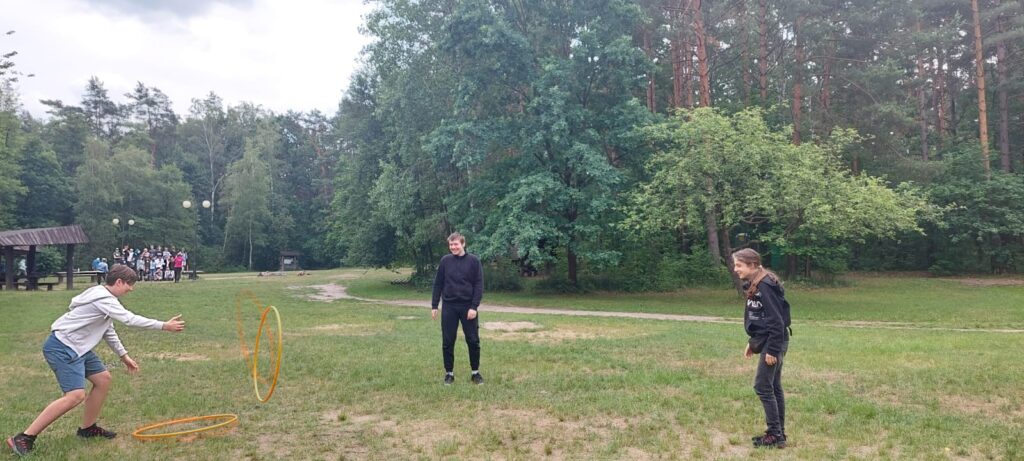 Chłopacy bawią się hula-hop