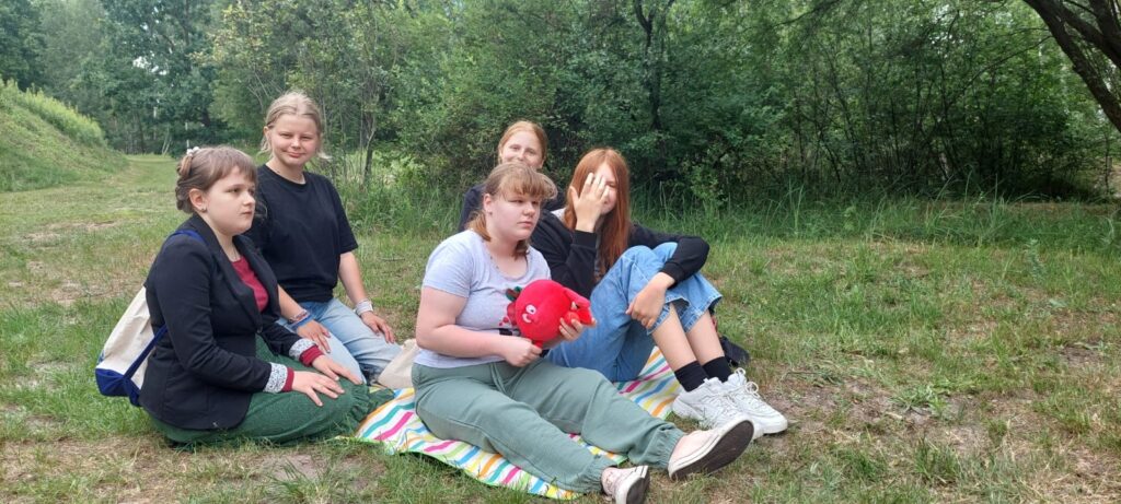 Dziewczyny wspólnie siedzą na kocu i rozmawiają