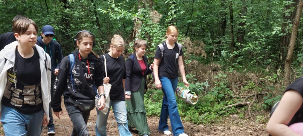 Dziewczyny idą przez las