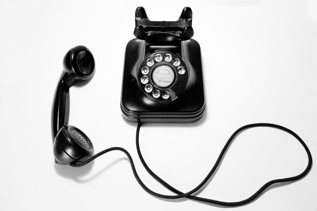 Stary aparat telefoniczny.