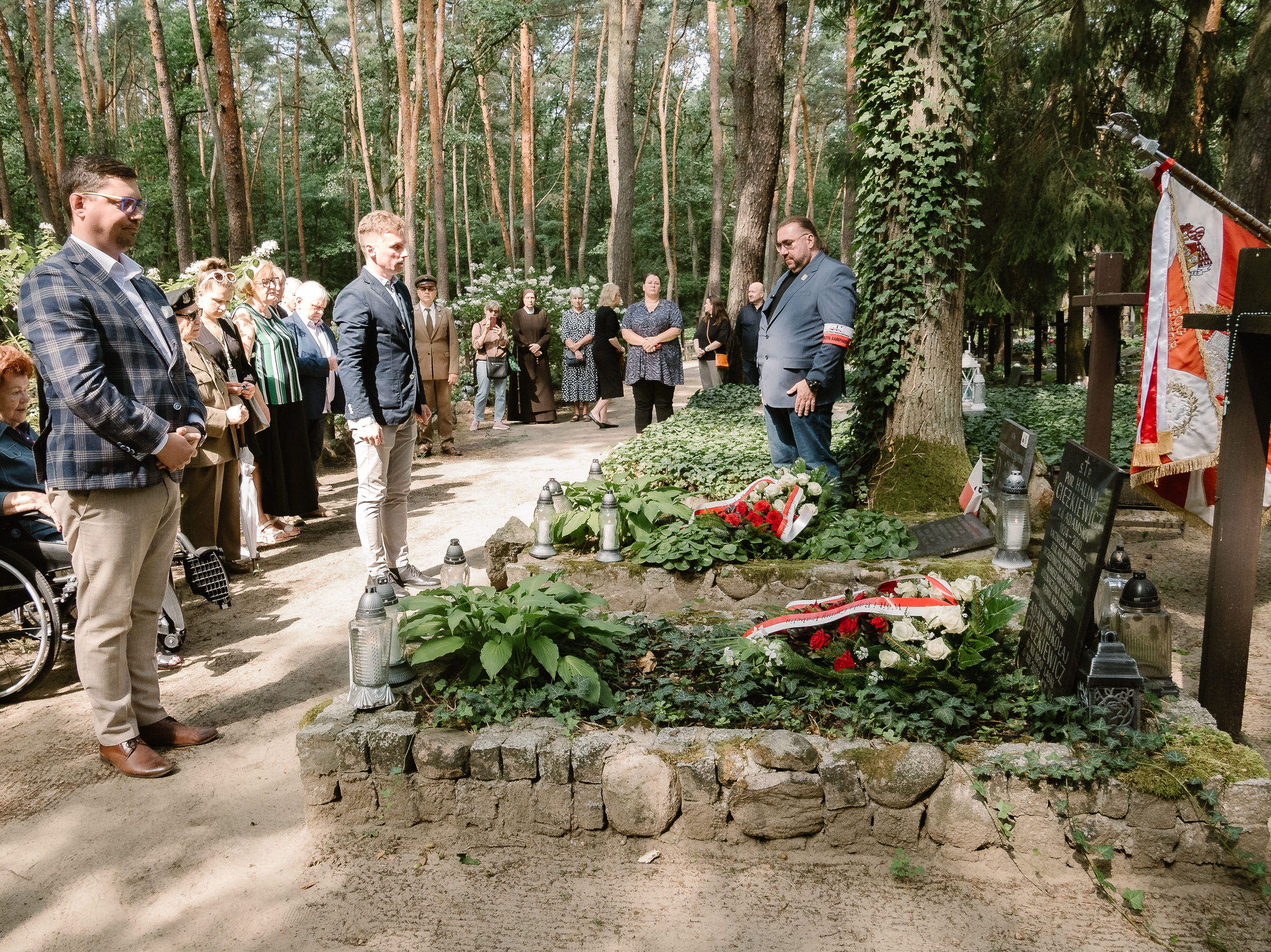 Wieńce na grobie składają władze gminy Izabelin.