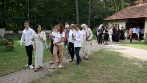 Uczniowie z rodzicami i nauczycielami idą w kierunku placówek.