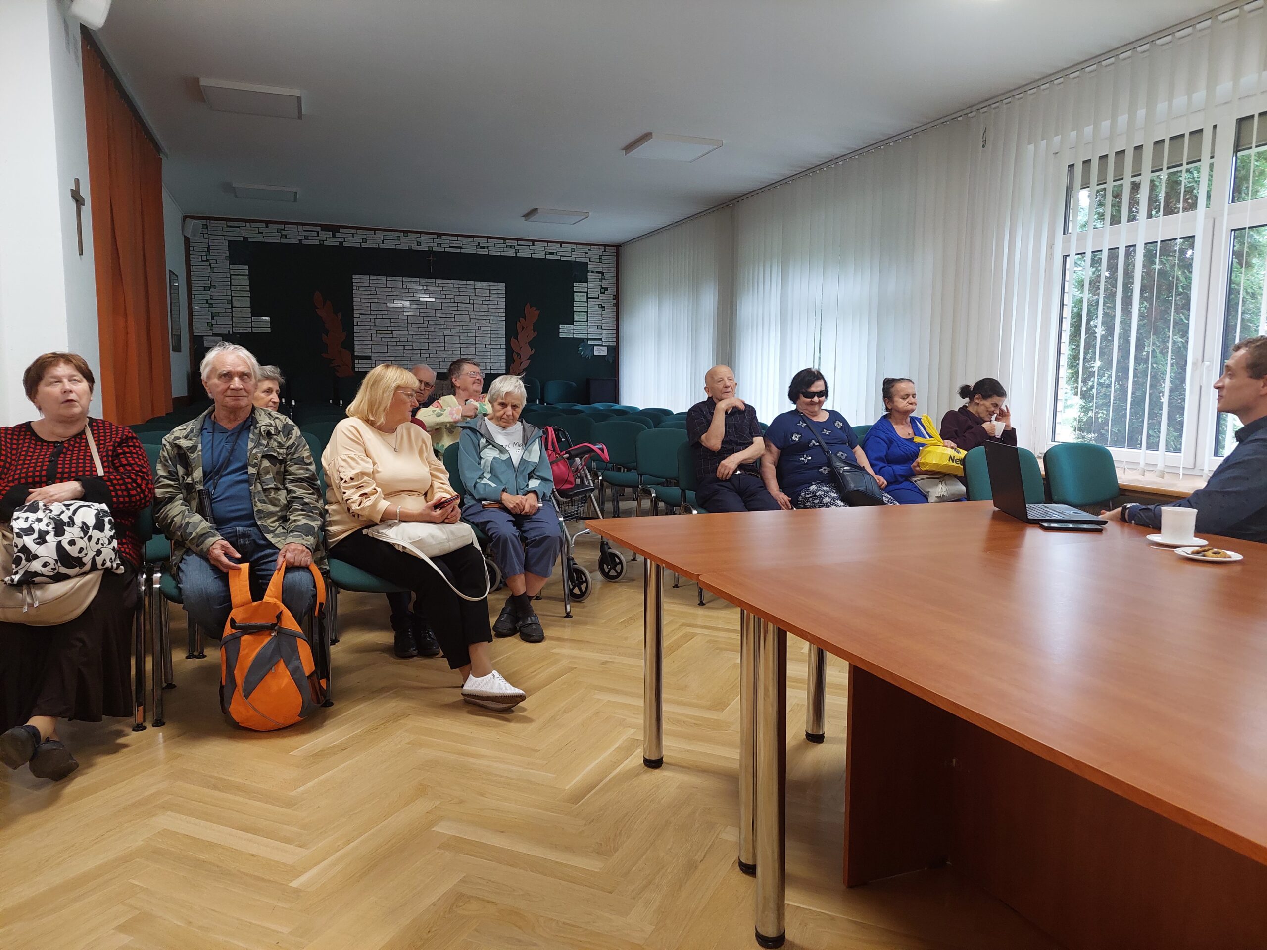 Zebrani na sali Domu Przyjaciół.