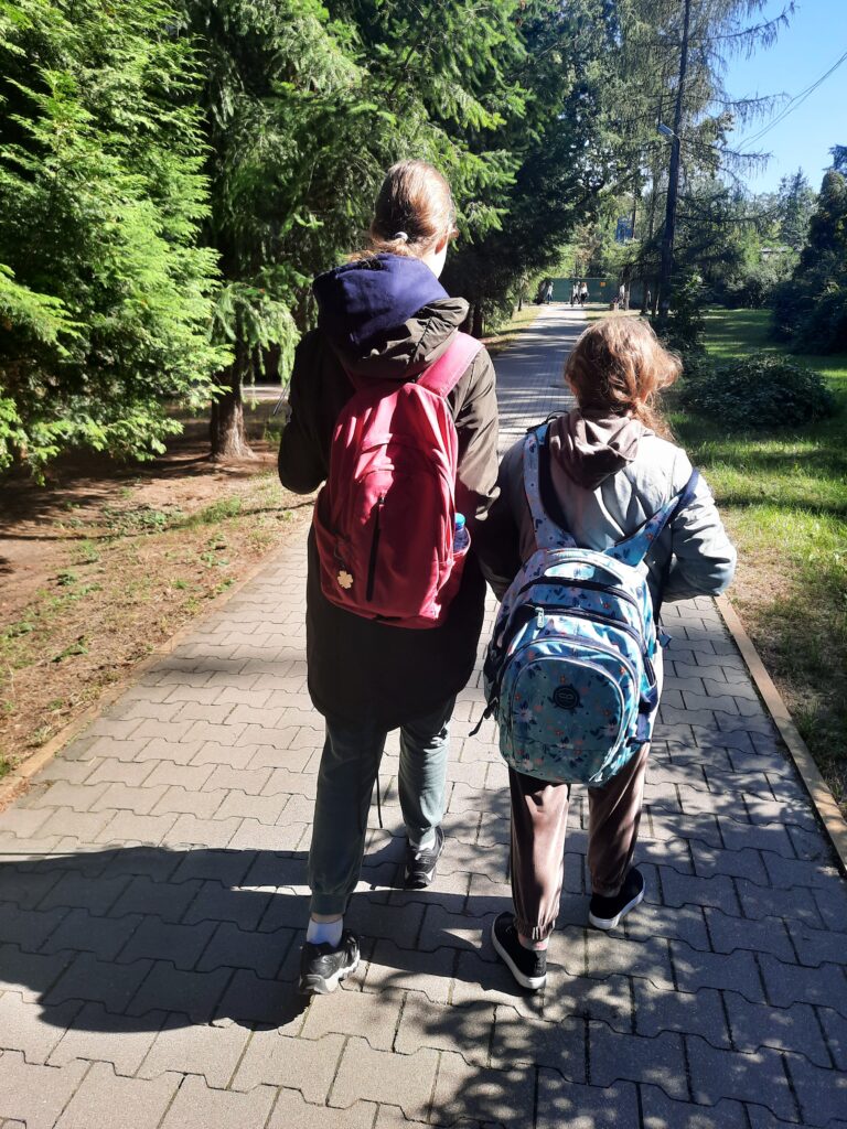 Julia i Paula wracają ze szkoły