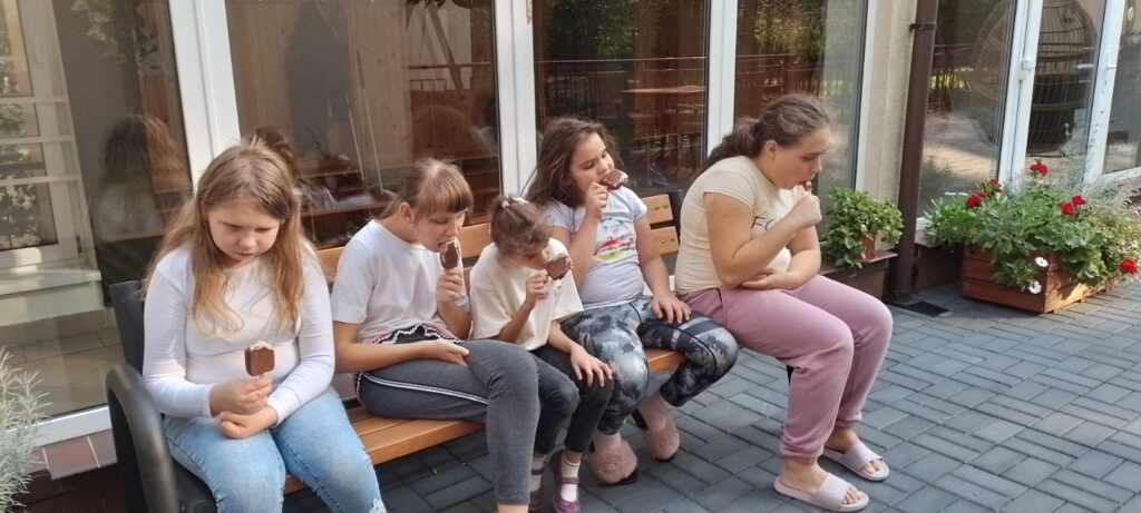 Na tarasie dziewczęta konsumują lody