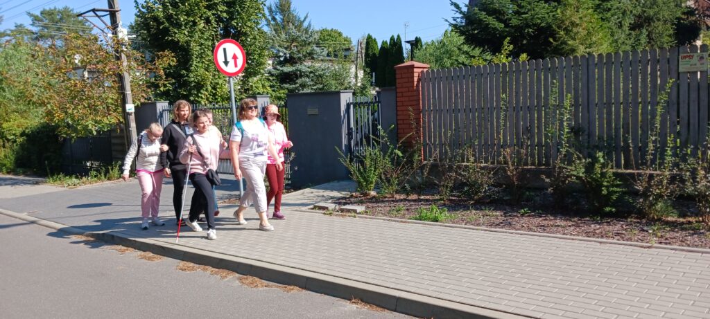 Pani Dorota z wychowankami wyruszają na wycieczkę z Lasek do Warszawy