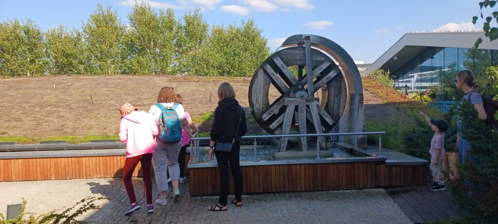 Dziewczęta z wychowawczynią oglądają mechanizm tężni solankowej