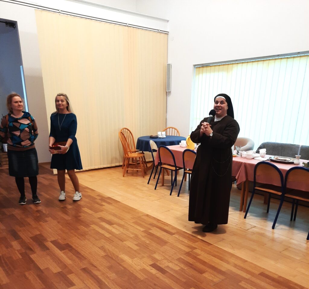 Siostra Marta wita uczestników spotkania