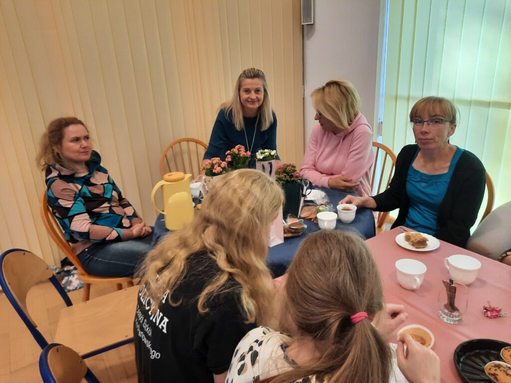 Przy stole siedzą panie Marzena, Aneta, Kasia, Monika wraz z dziewczętami z grupy VI