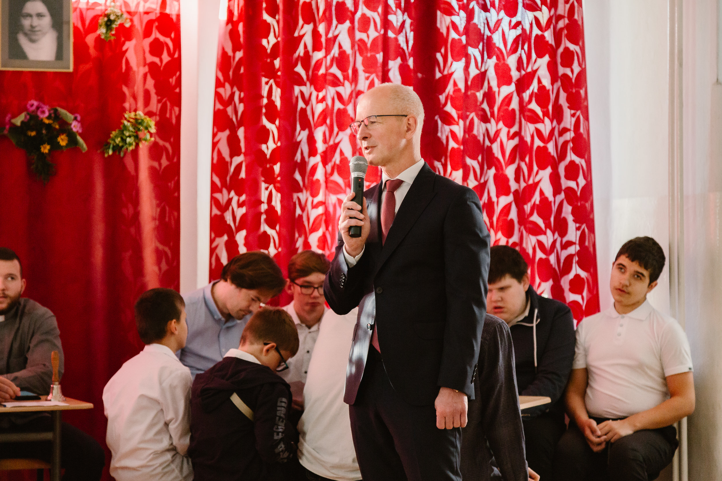 Kierownik internatu Leszek Połomski wita zebranych.