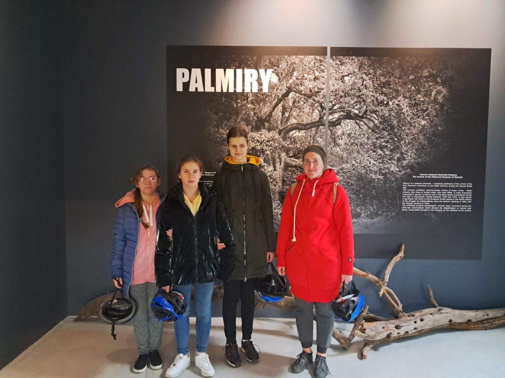 W muzeum Julia, Paulina, Oliwia z panią Albertyną