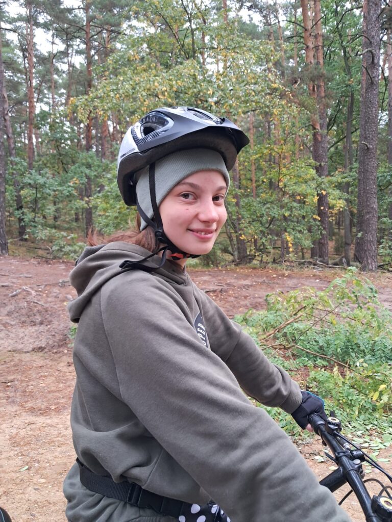Valeria w kasku i na rowerze w trakcie wyprawy rowerowej
