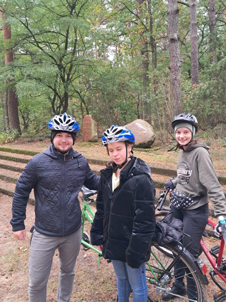 Przy Mogile Powstańców Styczniowych Wolontariusz pan Rafał , Oliwia i Valeria