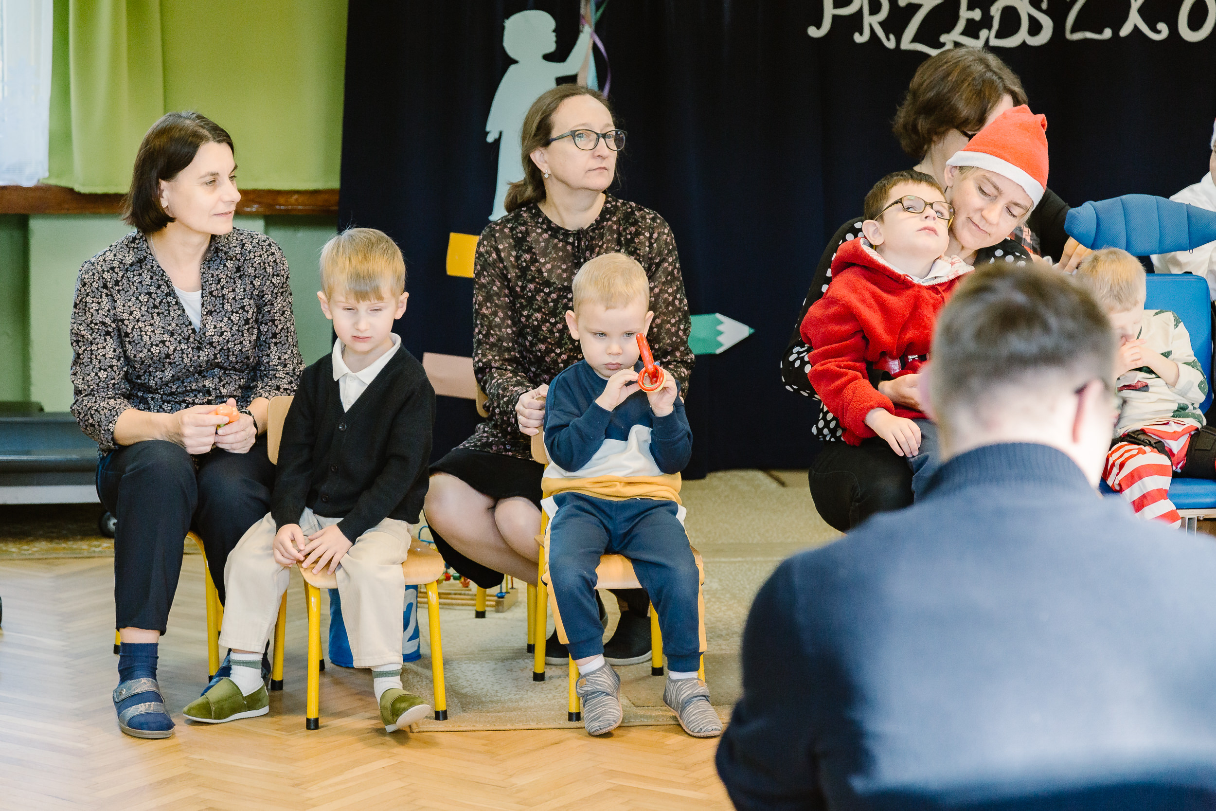 Dzieci czekają na rozpoczęcie występu.