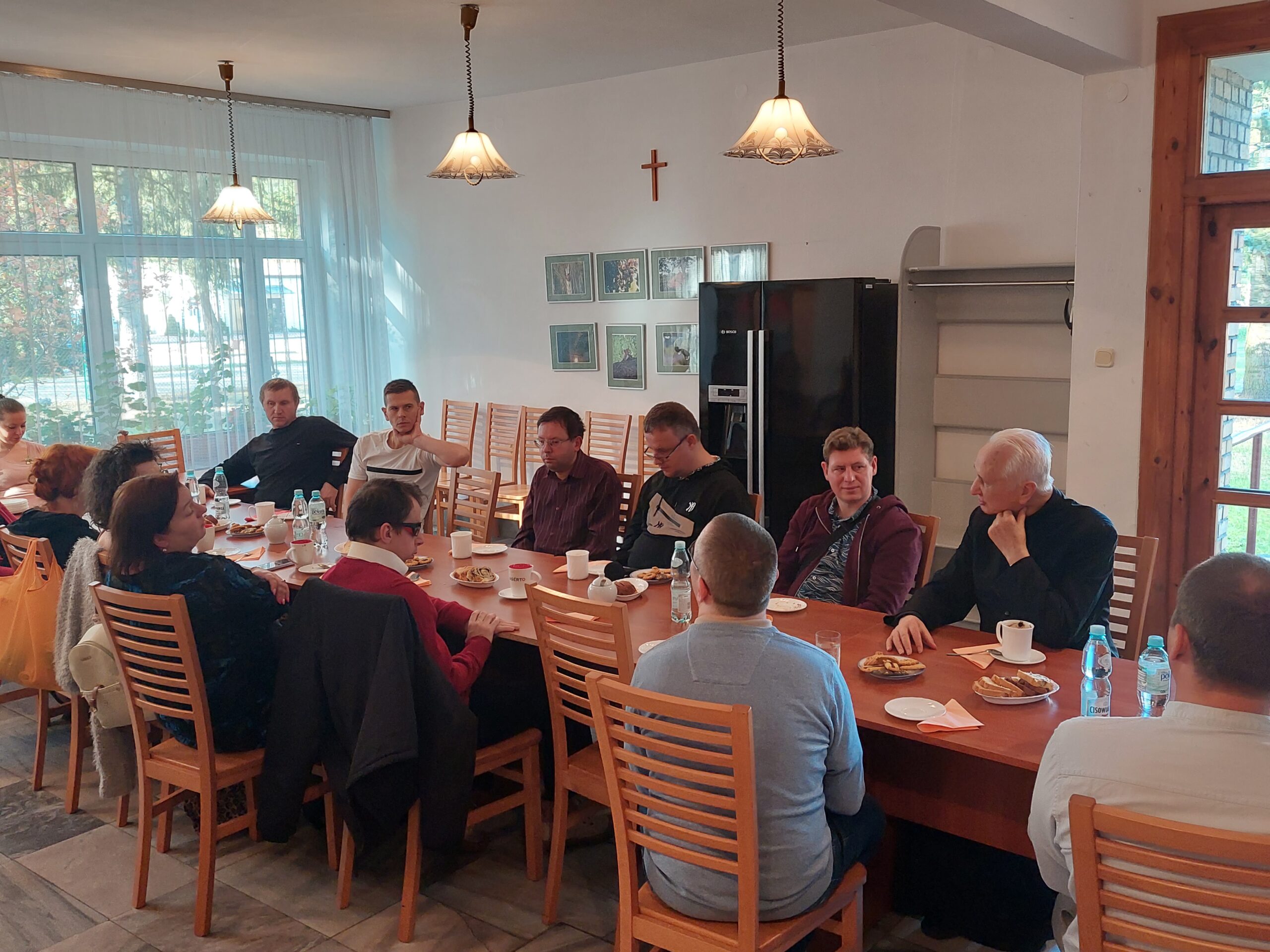 Absolwenci w kawiarence w Domu Przyjaciół.