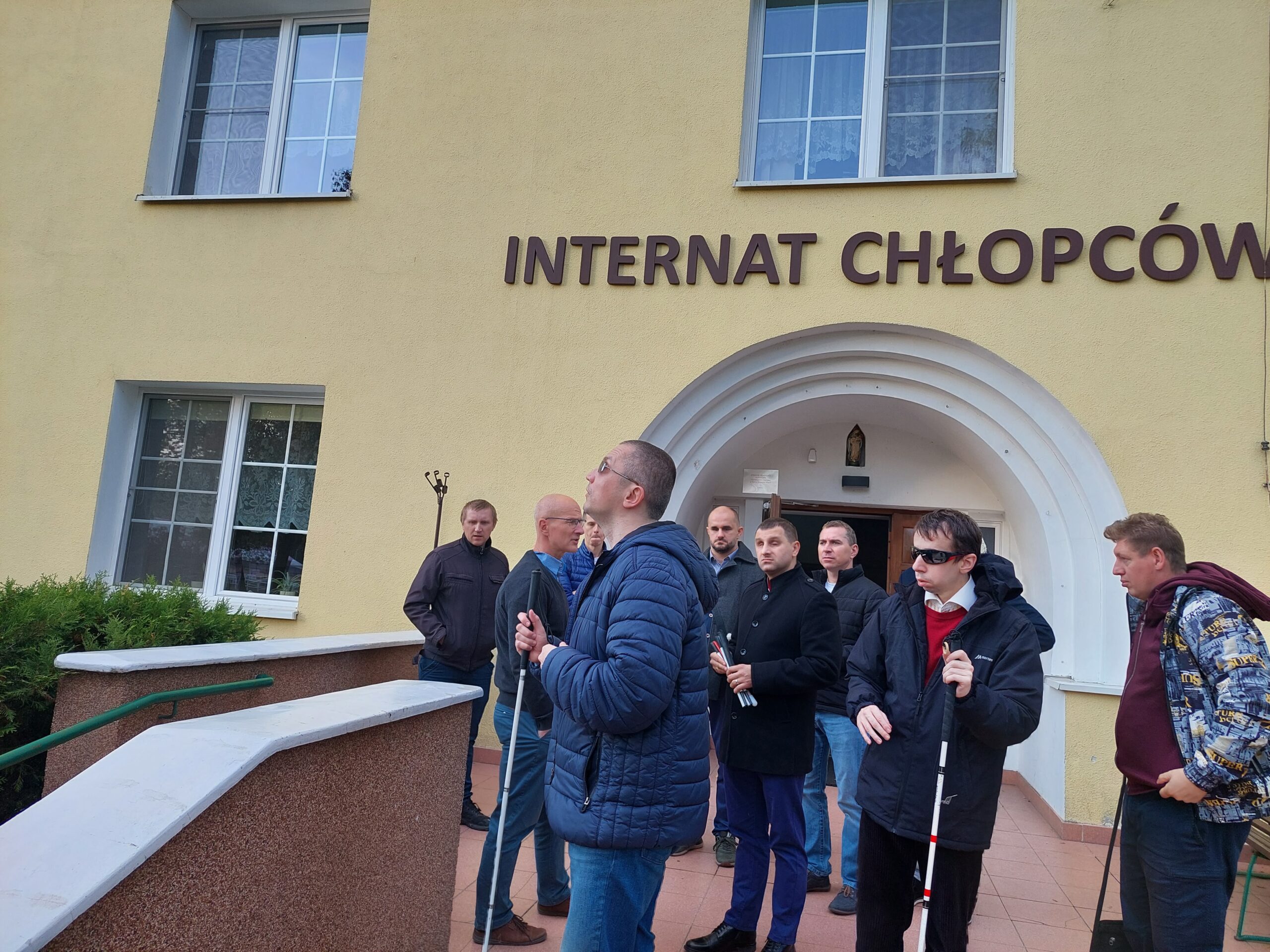 Absolwenci przed wejściem do internatu chłopców.