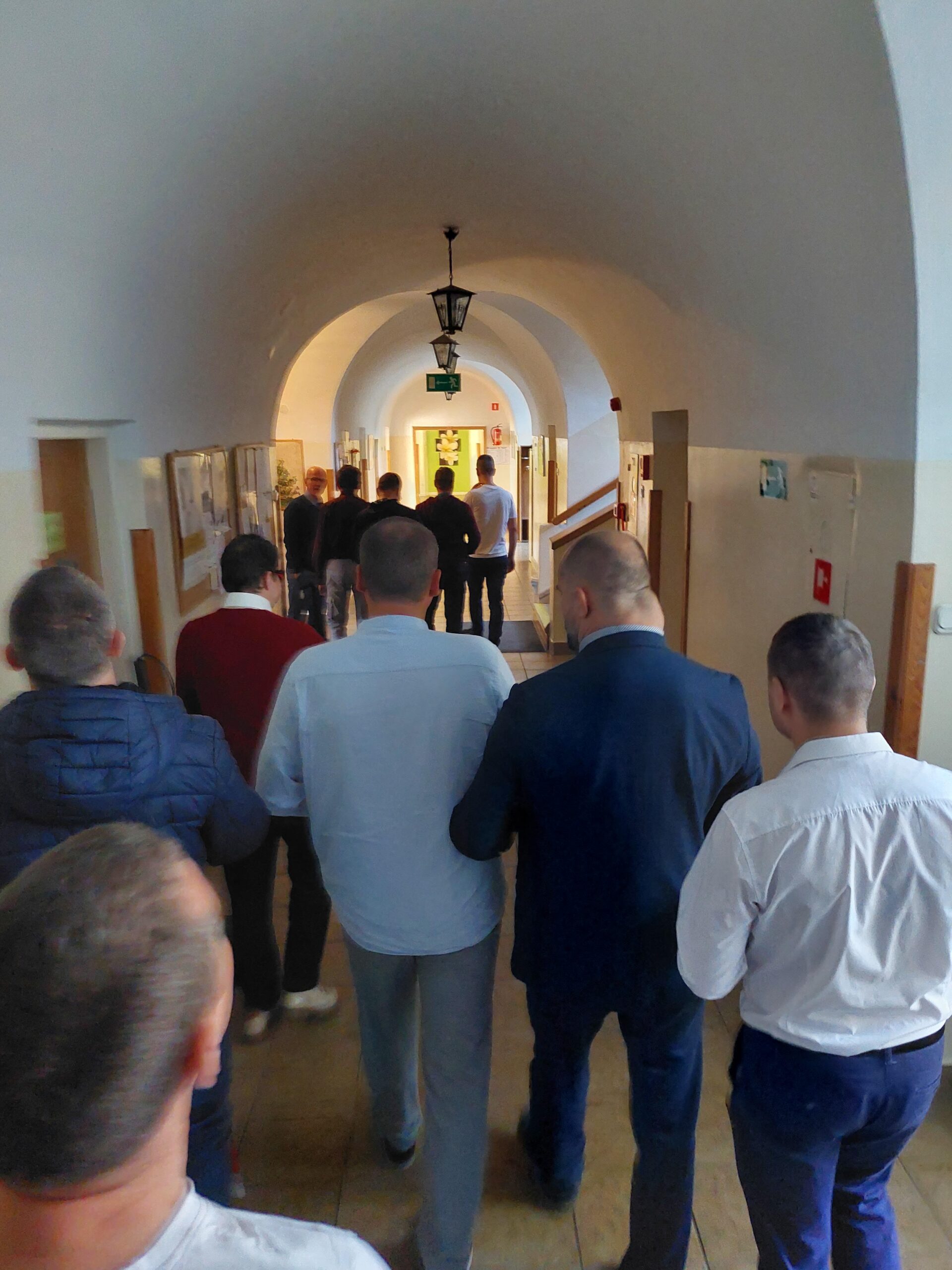 Absolwenci na korytarzach internatu.