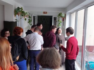 Siostra Marta oprowadza po internacie dziewcząt.