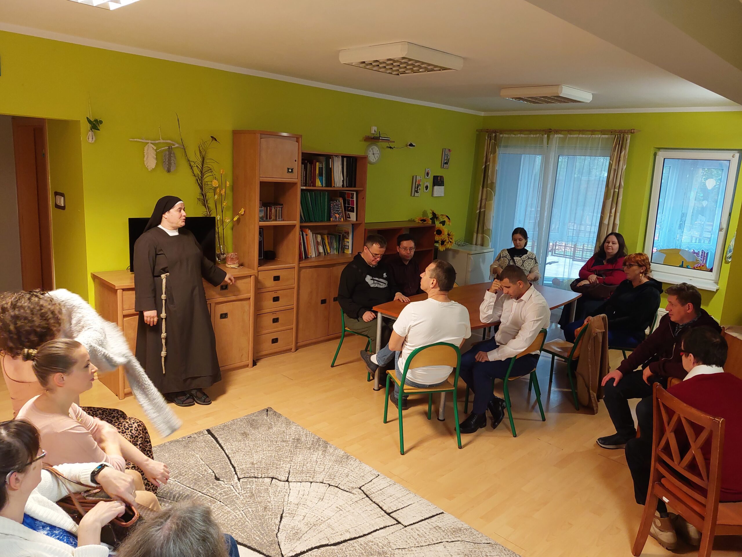 Absolwenci w mieszkaniu jednej z grupek.