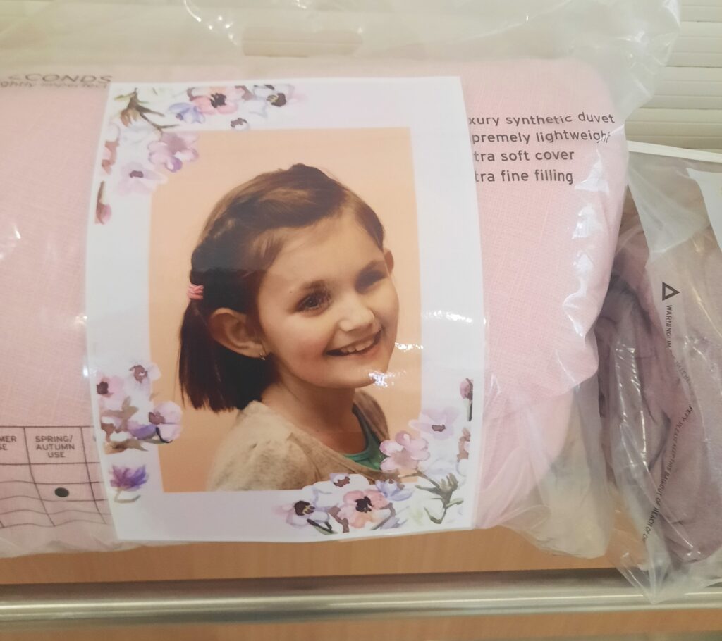 Fotografia Zuzi na torbie z kołdrą